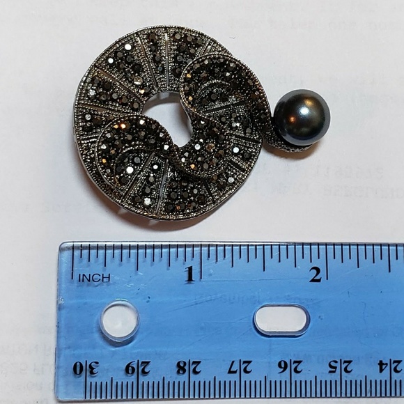 ❤GIFTED❤Marcasite & Faux Black Pearl Floral Brooch - Picture 5 of 6